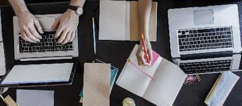 Schreibtisch mit Laptops