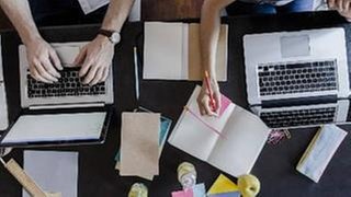 Schreibtisch mit Laptops