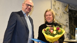 Verleihung des Peter-Huchel-Preises 2024; Walter Filz und Preisträgerin Anja Utler mit Blumenstrauß