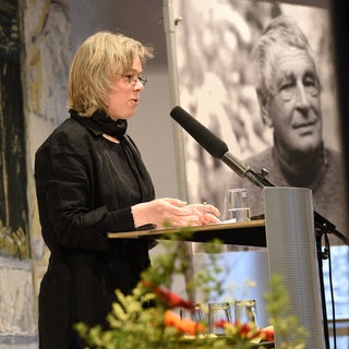 Verleihung des Peter-Huchel-Preises 2024; Anja Utler bei Dankesrede von der Seite