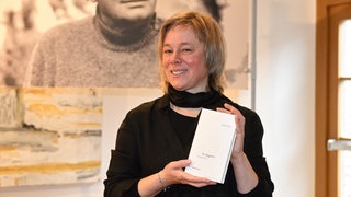 Verleihung des Peter-Huchel-Preises 2024; Anja Utler mt dem ausgezeichneten Buch