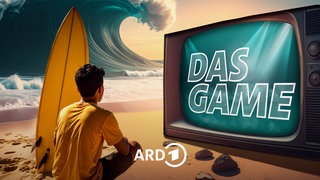 Grafik zum Hörbuch "Das Game": Ein Surfer sitzt am Strand vor einem großen, altmodischen Fernseher