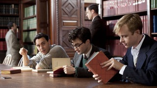Szene aus „Kill Your Darlings“ (2013): Die Studenten Jack Kerouac, Allen Ginsberg, Lucien Carr sind sehr bildungsorientiert und durchbrechen so manche moralische Grenzen.