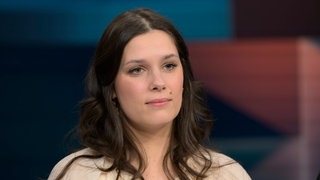 Tara-Louise Wittwer ist Autorin und Kulturwissenschaftlerin und unter dem Namen WasTaraSagt auf den sozialen Medien bekannt.