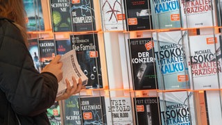 Eine Frau blättert in einem Buch