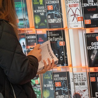 Eine Frau blättert in einem Buch