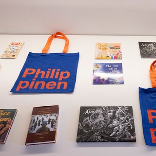 Bücher liegen bei der Pressekonferenz der Frankfurter Buchmesse zum Gastland 2025 aus. 