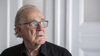 Sten Nadolny, Schriftsteller, steht vor einem Interview in seiner Wohnung.