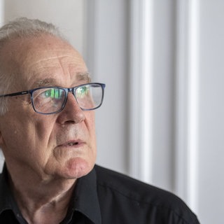 Sten Nadolny, Schriftsteller, steht vor einem Interview in seiner Wohnung.