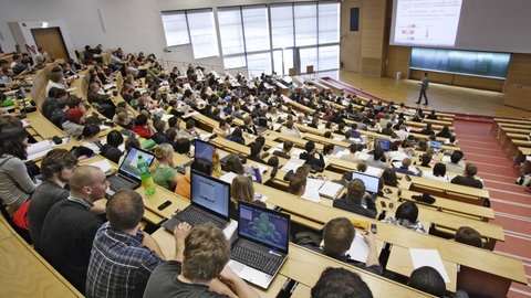 Hörsaal mit Studenten an der Technischen Universitaet in Ilmenau (2008).