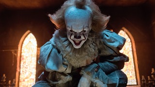 Bill Skarsgard als Pennywise in einer Szene des Films "Es" (Buchautor Stephen King).
