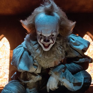Bill Skarsgard als Pennywise in einer Szene des Films "Es" (Buchautor Stephen King).