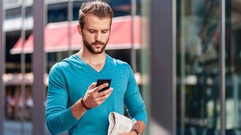 Mann mit Handy