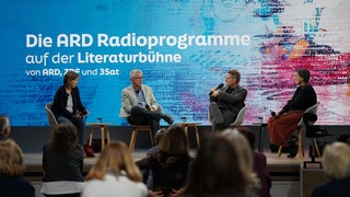 Cornelia Geißler, Helmut Böttiger, Carsten Otte und Iris Radisch auf der ARDZDF Bühne der Buchmesse Frankfurt 2025