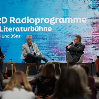 Cornelia Geißler, Helmut Böttiger, Carsten Otte und Iris Radisch auf der ARDZDF Bühne der Buchmesse Frankfurt 2025
