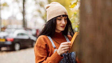 Lesende Frau, Symbolbild
