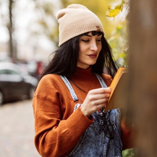 Lesende Frau, Symbolbild