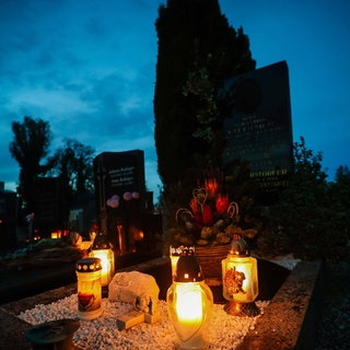 Allerseelen - Grablichter auf einem Friedhof