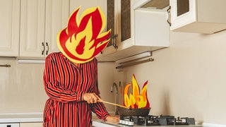 Hausfrau im gestreiften Kleid am Herd mit Feuermaske