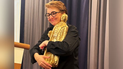 Eva Illouz hält eine vergoldeten Schiller in der Hand