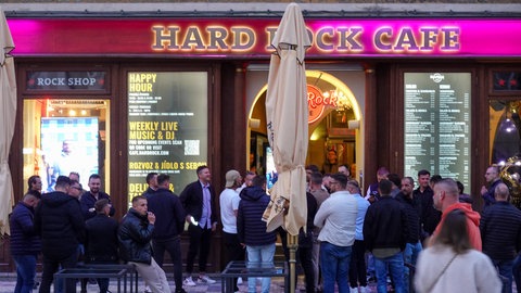Eine Menschenmenge vor dem bekannten Hard Rock Café in Prag