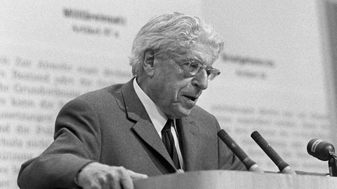 Der Schriftsteller und Philosoph Ernst Bloch am 28.05.1968 bei einer Veranstaltung gegen die Notstandsgesetzgebung im Großen Sendesaal des Hessischen Rundfunks in Frankfurt am Main bei seinem Vortrag. 