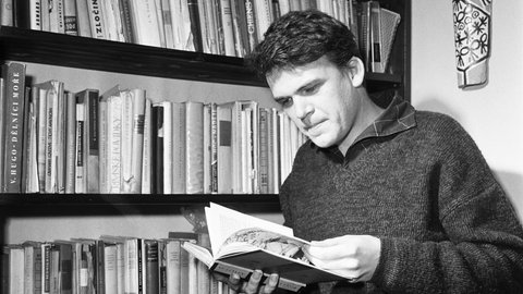 Autor Milan Kundera, Prague in seiner Prager Wohnung, 1963.