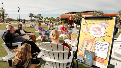 Ein silent book club meeting in Tempa, Florida