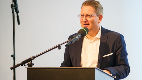 Literaturkrititker Carsten Otte ist wie üblich der Moderator der SWR Bestenliste