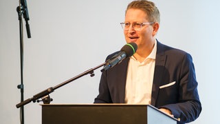 Literaturkrititker Carsten Otte ist wie üblich der Moderator der SWR Bestenliste