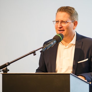 Literaturkrititker Carsten Otte ist wie üblich der Moderator der SWR Bestenliste