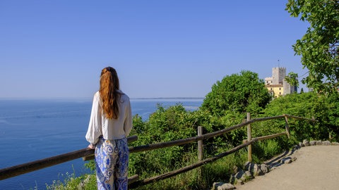 Wanderin am Rilkeweg beim Schloss Duino, Italien