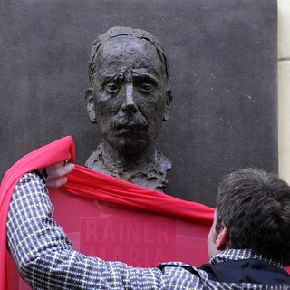 Rainer Maria Rilke Statue in Prag