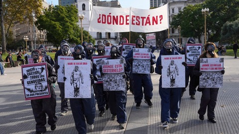 Menschenrechtsaktivisten in Buenos Aires erinnern bei einer Demonstration mit Plakaten an die Verschwundenen wie Héctor Germán Oesterheld