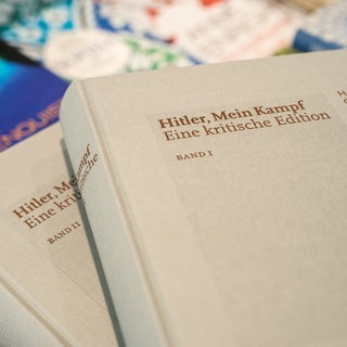 Die beiden Bände einer Ausgabe von „Hitler, Mein Kampf – Eine kritische Edition“, der kommentierten Fassung der Hetzschrift „Mein Kampf“ des späteren nationalsozialistischen Diktators Adolf Hitler.