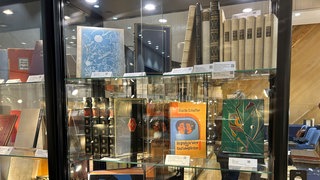 Vitrine mit bibliophilen Kostbarkeiten