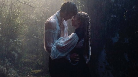 Die Neuverfilmung von "Wuthering Heights" zeigt Schauspieler Jacob Elordi und Margot Robbie sich gegenüberstehend und durchnässt im Regen