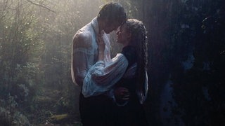 Die Neuverfilmung von "Wuthering Heights" zeigt Schauspieler Jacob Elordi und Margot Robbie sich gegenüberstehend und durchnässt im Regen