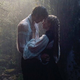Die Neuverfilmung von "Wuthering Heights" zeigt Schauspieler Jacob Elordi und Margot Robbie sich gegenüberstehend und durchnässt im Regen
