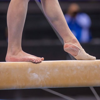 Eine Turnerin auf einem Schwebebalken