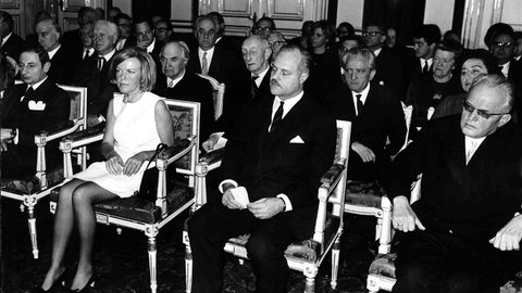 Die Schriftstellerin Ingeborg Bachmann inmitten von Männern bei der Verleihung der Staatspreise für Malerei, Literatur und Musik 1968 in Wien