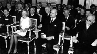 Die Schriftstellerin Ingeborg Bachmann inmitten von Männern bei der Verleihung der Staatspreise für Malerei, Literatur und Musik 1968 in Wien