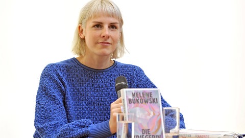 Die Autorin Helene Bukowski mit ihrem Werk „Die Kriegerin“