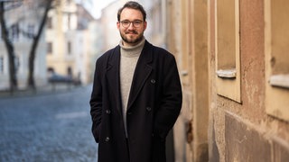 Autor Lukas Rietzschel steht in Görlitz. 