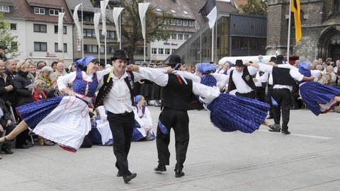 Mitglieder der Landsmannschaft Donauschwaben während eines Straßenumzugs anlässlich der Heimattage 2008 in Ulm 