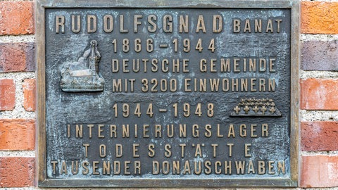 Denkmal am Ulmer Donauufer an die Donauschwaben. Von hier aus zogen Siedler im 18. Jahrhundert auf der Donau in den Südosten Europas, von wo sie nach dem zweiten Weltkrieg wieder vertrieben wurden.