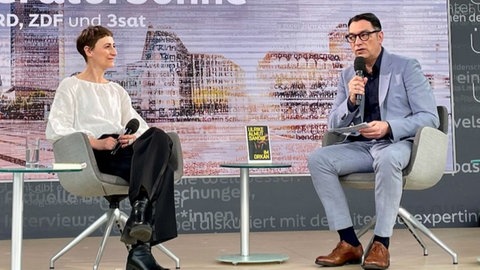Ulrike Almut Sandig und Christoph Schröder auf der Literaturbühne ARD, ZDF, 3Sat auf der Leipziger Buchmesse 2026