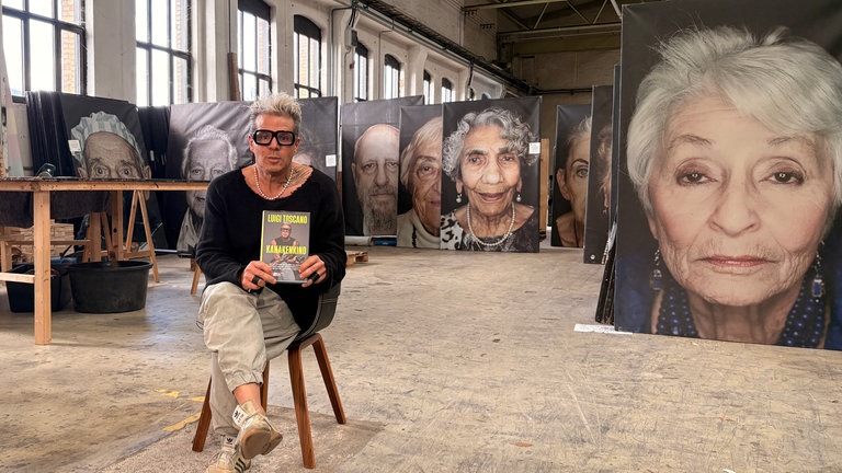 Fotograf Luigi Toscano mit seinem Buch Kanakenkind