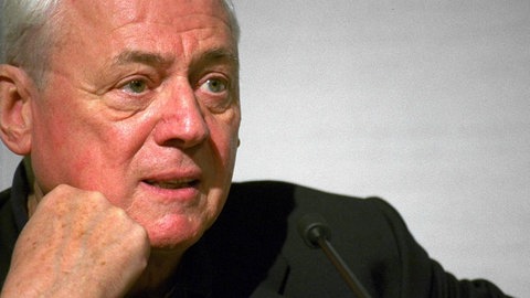 Schriftsteller Alexander Kluge im Halbporträt blickt aus dem Bild in die Ferne