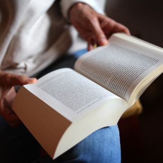 Symbolbild Buchtipps: Eine Frau liest ein Buch.
